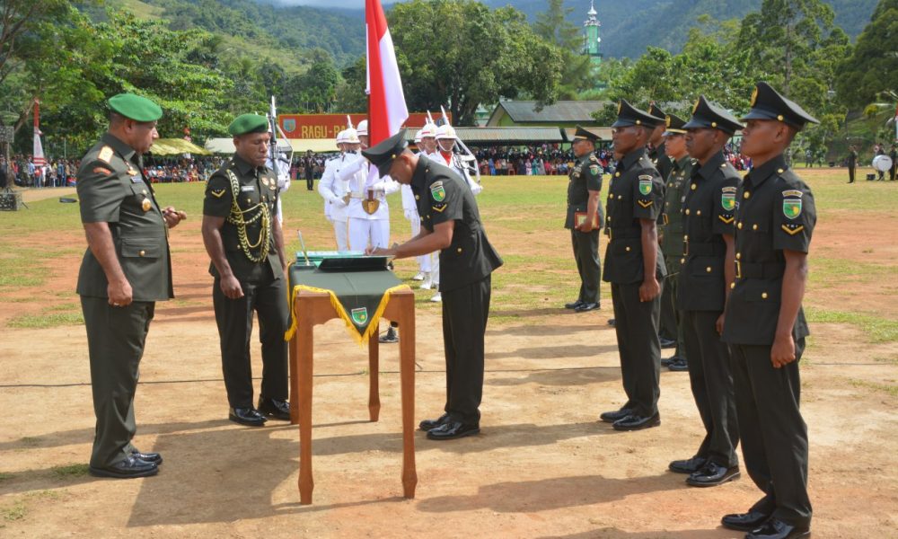 Penandatanganan berita acara pelantikan oleh salah satu Dikmaba disaksika oleh PangdamXVII/Cendrawasih Mayjen TNI Herman Asaribab