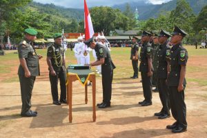 Penandatanganan berita acara pelantikan oleh salah satu Dikmaba disaksika oleh PangdamXVII/Cendrawasih Mayjen TNI Herman Asaribab