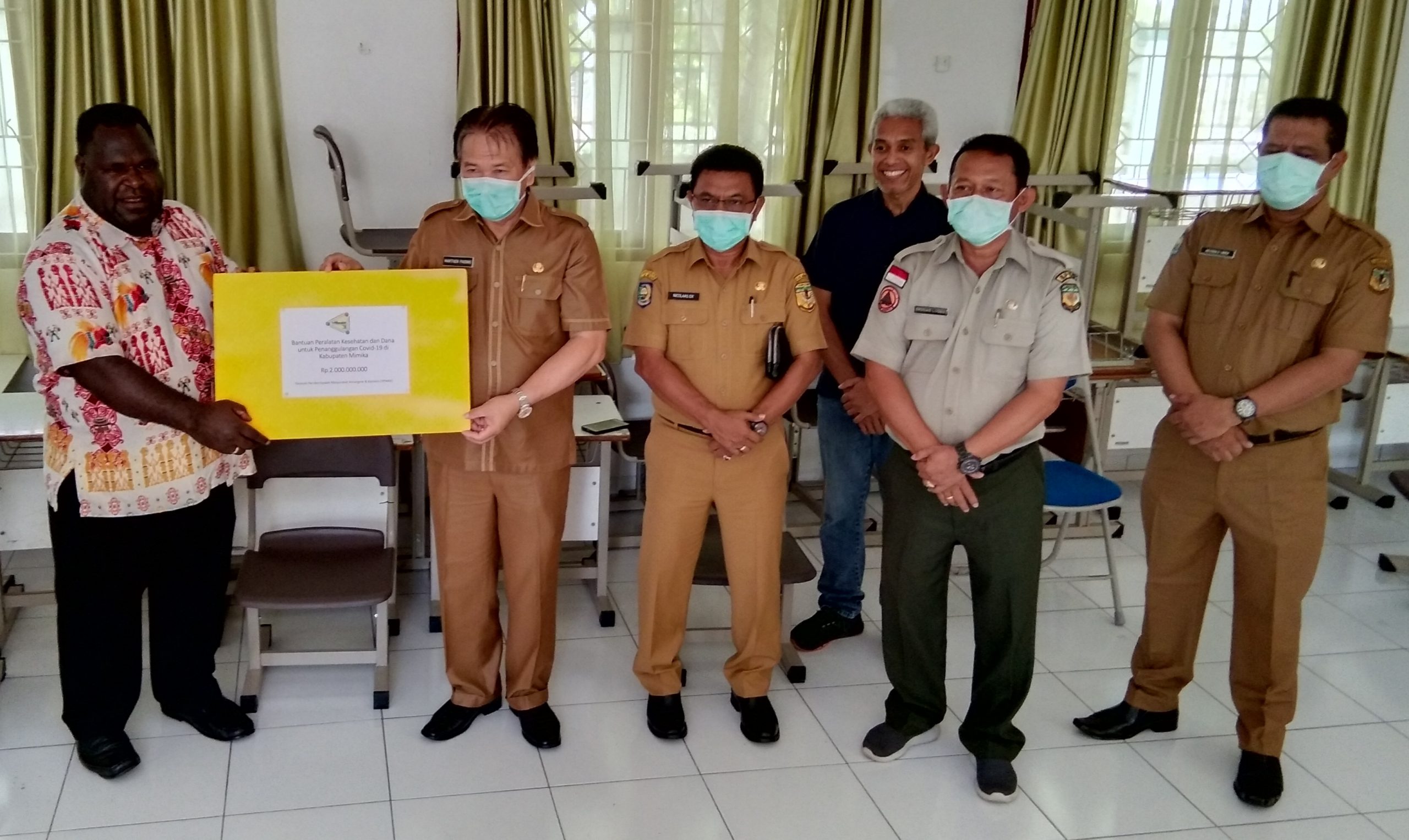 Penyerahan APD dan uang Rp2 miliar