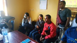 Sejumlah wartawan Timika, didampingi kuasa hukumnya melaporkan STIE Jambatan Bulan atas dugaan menghalangi wartawan ketika menjalankan tugas jurnalisnya pada Jumat (20/03/2020) di kantor Sentra Pelayanan Polres Mimika.