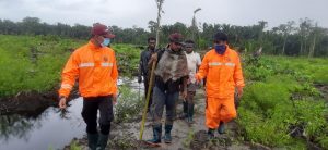 Tim SAR Timika bersama warga berhasil menemukan Syarif (tengah) pada Sabtu (04/07/2020)