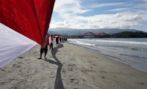 20200815_Merah Putih di Pantai Holtekam