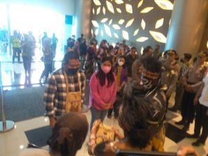AKBP I Gede Putra bersama istri tiba di Bandara Internasional Mozes Kilangin Timika.(Kabartanahpapua/Marsel B)
