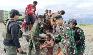 100DBFEA-5303-40F0-ACDE-1E407FA22C2F_1_201_a Aparat TNI-Polri menjemput rombongan pengungsi dari Distrik Paro di Kampung Quary Bawah, Sabtu (11/2/2023) kemarin.