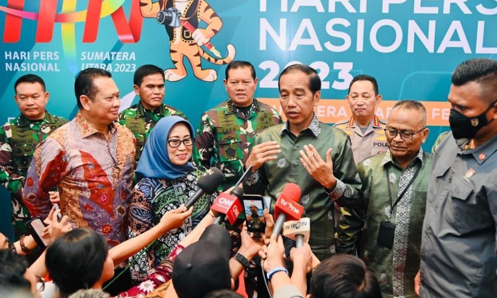 Presiden Joko Widodo memberikan keterangan pers usai menghadiri Puncak Peringatan Hari Pers Nasional Tahun 2023 di Gedung Serbaguna Pemerintah Provinsi Sumatra Utara, Kabupaten Deli Serdang, Kamis (9/2/2023). (Biro Pers Setpres)