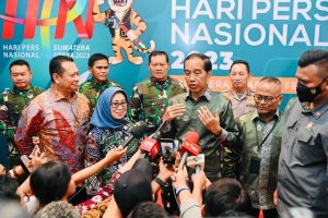 Presiden Joko Widodo memberikan keterangan pers usai menghadiri Puncak Peringatan Hari Pers Nasional Tahun 2023 di Gedung Serbaguna Pemerintah Provinsi Sumatra Utara, Kabupaten Deli Serdang, Kamis (9/2/2023). (Biro Pers Setpres)